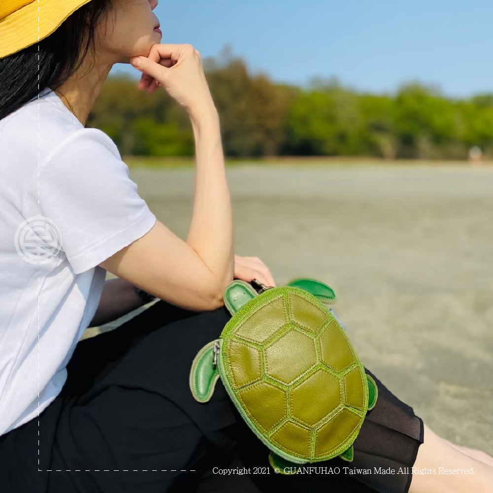預購~手工立體海龜斜背包>留住生活中與海洋的互動(現至10/18日~下單且付款完成即確認預購收單。10月下旬排生產線製程,預計11月28日開始陸續發貨。)