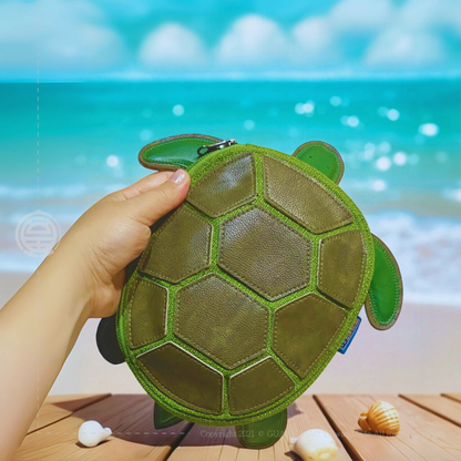 預購~手工立體海龜斜背包>留住生活中與海洋的互動（現至10/18日～下單且付款完成即確認預購收單。10月下旬排生產線製程，預計11月28日開始陸續發貨。)