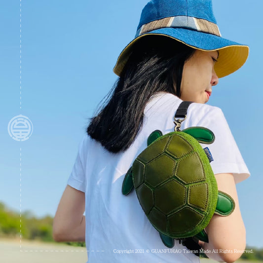 預購~預購同享折扣優惠喔!手工立體海龜斜背包。留住夏日海洋季的感動（即日起至9/13日～下單立即付款確認訂購收單。9月中旬上線製程，預計10月18日開始陸續發貨。)