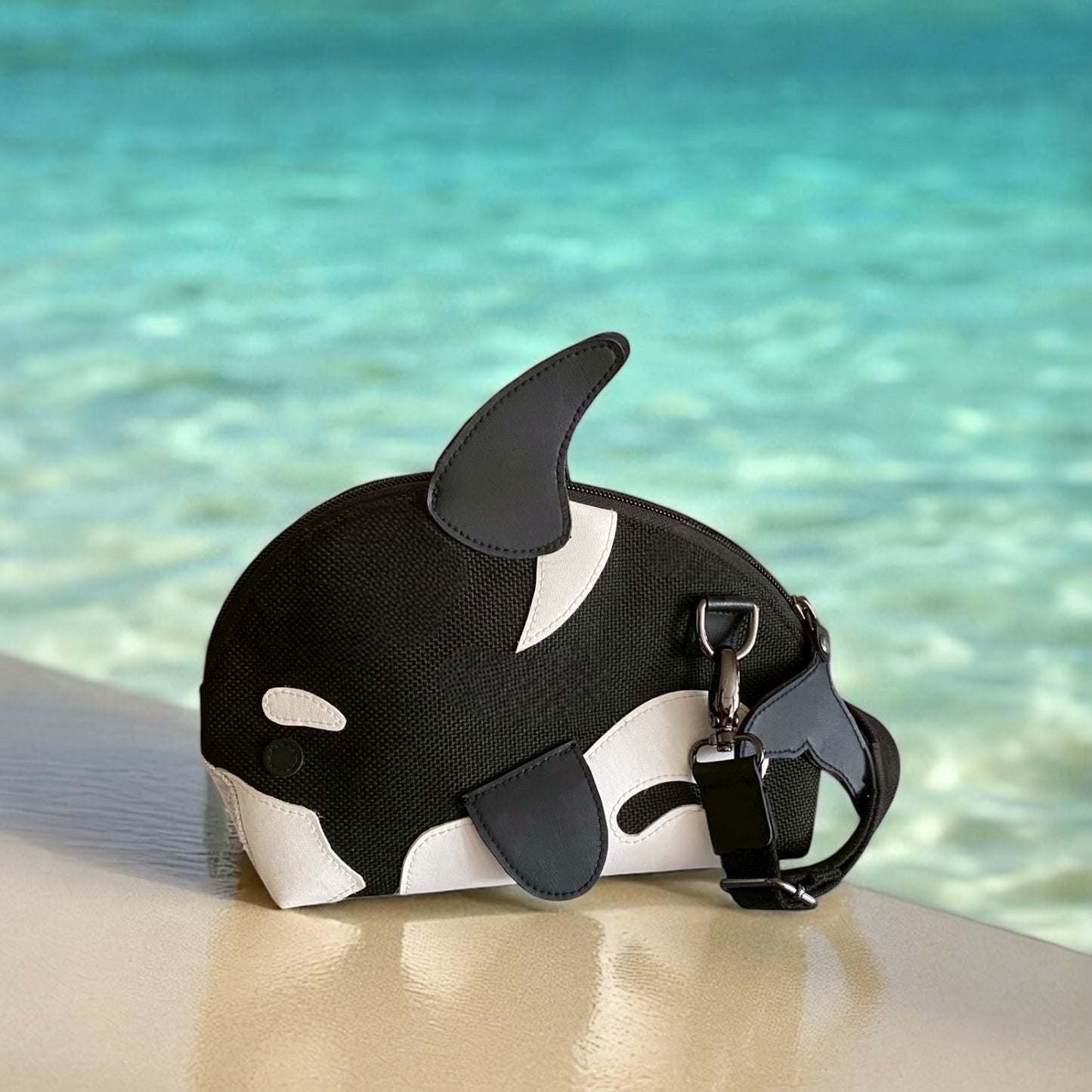 預購～虎鯨三角側背包(立體）生活與海的互動（現至01/25日下單預購並完成付款即確認收單。1月底安排產線製程，預計03/06日陸續發貨😊）