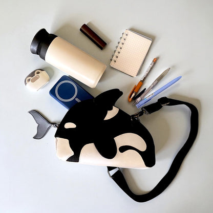 預購～虎鯨三角側背包(立體）生活與海的互動（現至01/25日下單預購並完成付款即確認收單。1月底安排產線製程，預計03/06日陸續發貨😊）